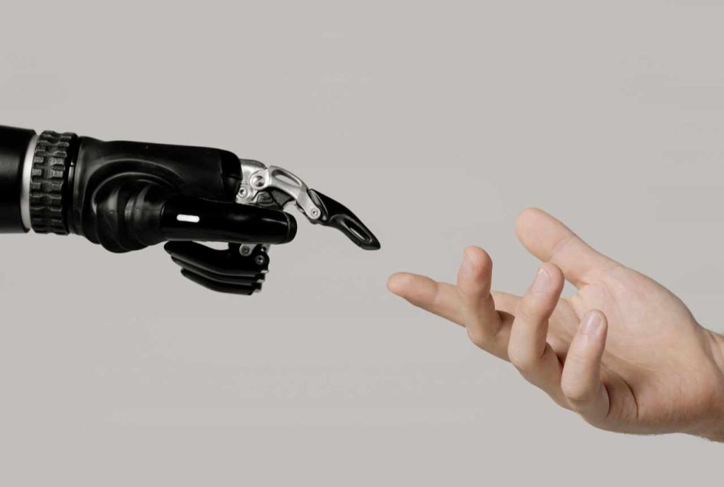 יד מלאכותית ויד אדם