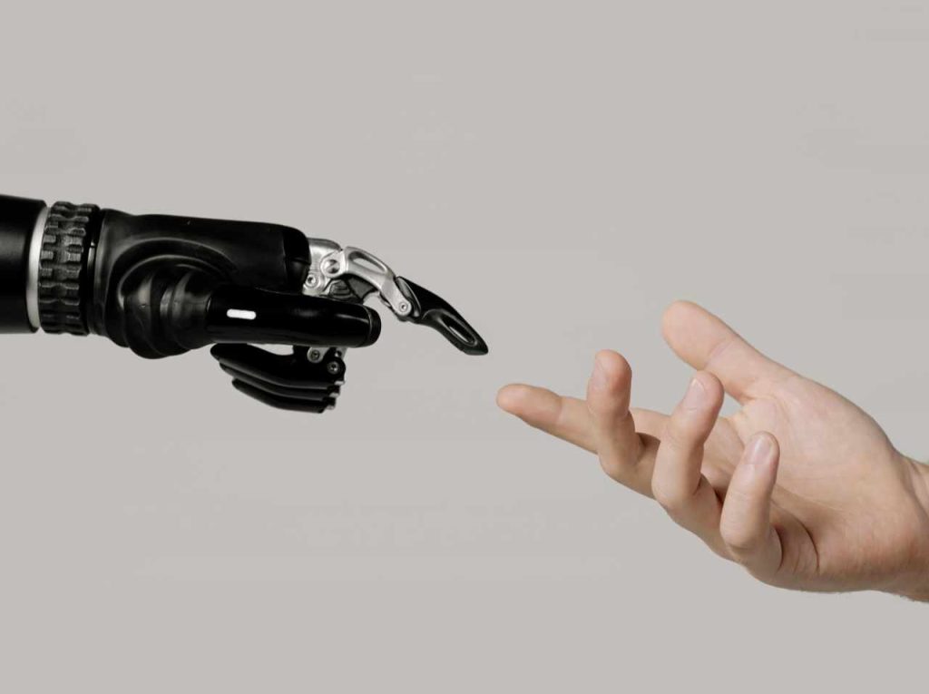 יד מלאכותית ויד אדם